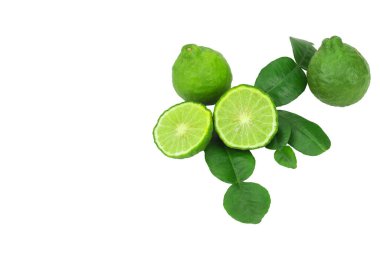 Beyaz zemin üzerinde yaprak izole taze bergamot meyvesi