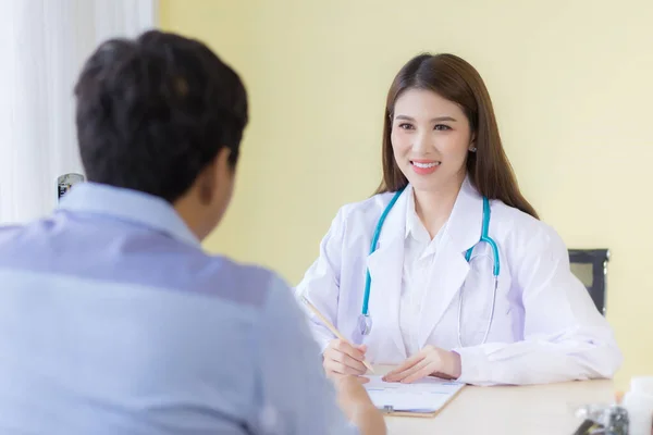 Una Hermosa Doctora Asiática Sonrió Preguntó Sobre Los Síntomas Permanecer — Foto de Stock