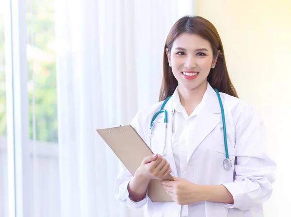 Azjatka Lekarz Stojący Białym Szlafroku Stetoskopie Karta Wywiadu — Zdjęcie stockowe
