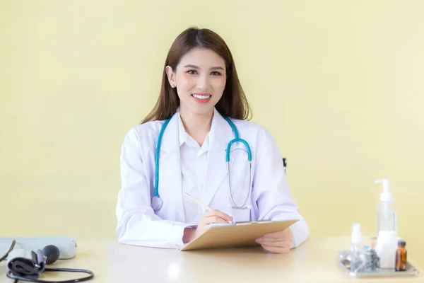 Linda Asiática Médica Sentada Sorria Hospital Vestindo Manto Branco Estetoscópio — Fotografia de Stock