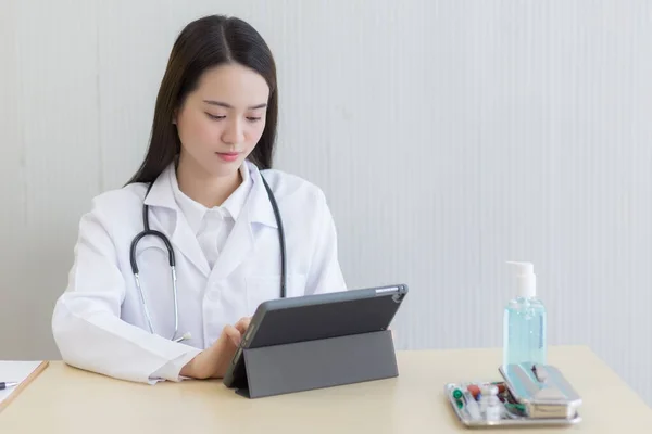 Concepto Protección Contra Coronavirus Asiática Médicos Femeninos Utilizan Tabletas Para — Foto de Stock