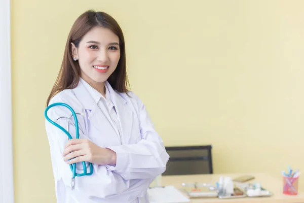 Jovem Bela Mulher Asiática Médico Com Braços Cruzados Feliz Sorriso — Fotografia de Stock