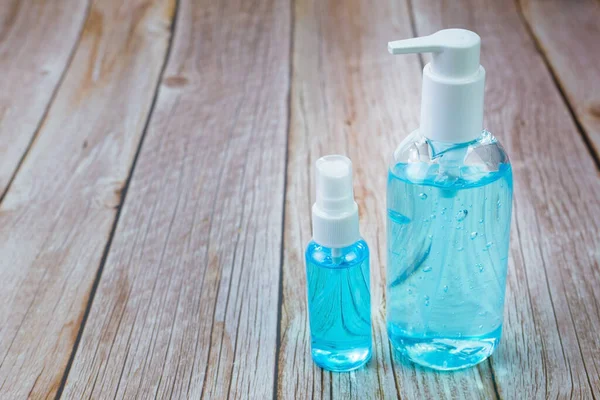 Anında antiseptik el dezenfektanı spreyi, antibakteriyel alkol sıvısı. Alkol jeli, ahşap zeminde izole edilmiş alkol, virüsü önlemek için sprey temizleme, Covid 19 (Corona virüsü))