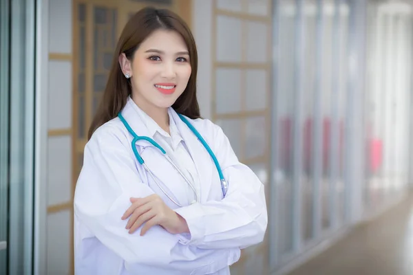 Kolları Bağlı Asyalı Bir Kadın Doktor Beyaz Bir Bornoz Steteskop — Stok fotoğraf