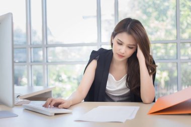 Yorgun genç bir kadın çalışırken baş ağrısı hisseder. Bir sürü proje var, işine ciddi şekilde konsantre olması gerekiyor. Evden çalış..