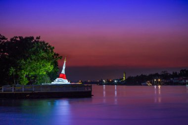 Akşam ışığı, Chao Phraya nehri kıyısındaki Wat Phramaiyikawat geçidinde..