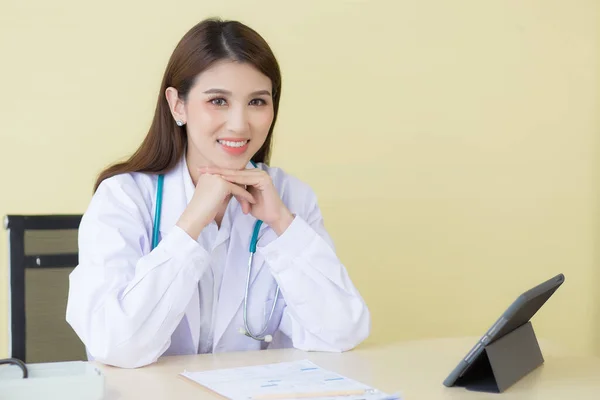 Uma Bela Mulher Asiática Médico Está Esperando Para Ser Examinado — Fotografia de Stock