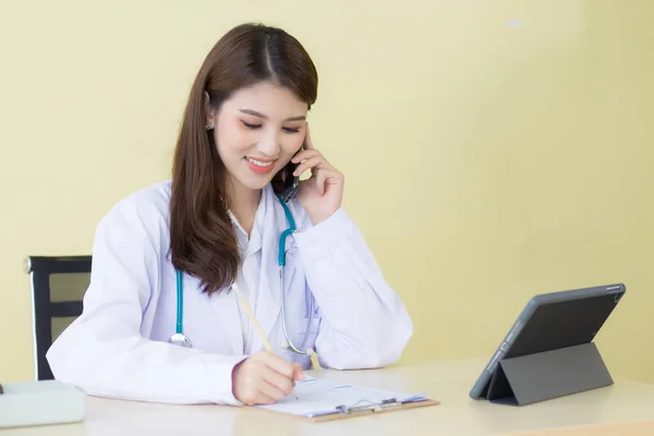 Una Hermosa Doctora Llama Por Teléfono Escribe Para Comprobar Síntoma — Foto de Stock