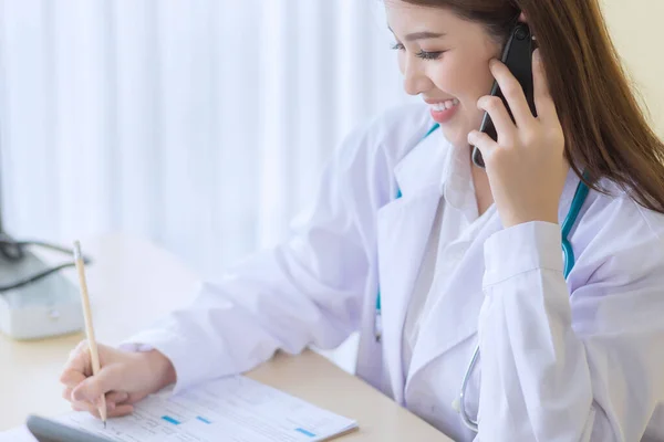 Kadın Doktor Telefon Danışmanlığı Yapıyor Coronavirus Koruma Kavramı — Stok fotoğraf