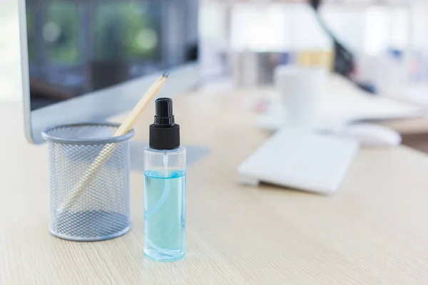 Fertőtlenítőszer Hordozható Alkohol Spray Irodai Asztalon Hazai Iroda Homályos Háttérrel — Stock Fotó