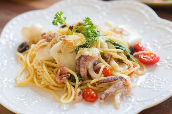 意大利面海鲜 包括乌贼 熏肉和西红柿 白酱在一道白菜中 — 图库照片