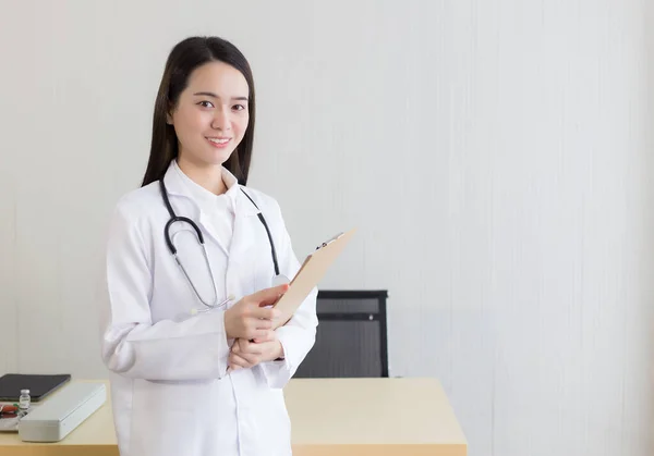 Hastanede Çalışan Genç Güzel Asyalı Kadın Doktor Beyaz Bir Bornoz — Stok fotoğraf