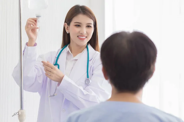Coronavirus Protection Concept Asian Female Doctor Looking Drop Saline Solution — Stock Photo, Image