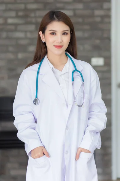 若い医師の女性は 病院で研究室のコートと聴診器を身に着けている — ストック写真