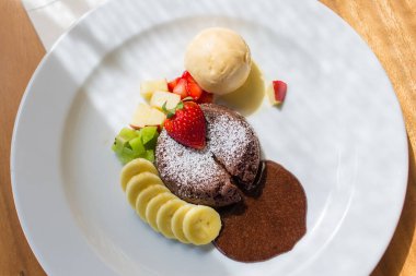 Vanilyalı dondurma, muz, kivi ve elmayı da içeren bir tatlı yemeği. Bu tatlı kakao tohumundan yapılır. Çikolatalı pasta, soğuk dondurma ve meyve karışımı..
