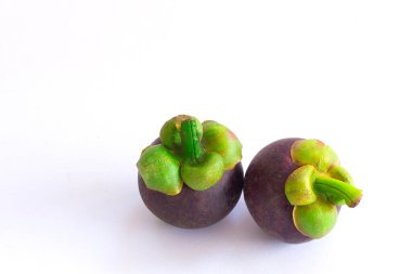 Mangosteen, Tayland meyvelerinin kraliçesi. Mangoteen beyaz arka planda.