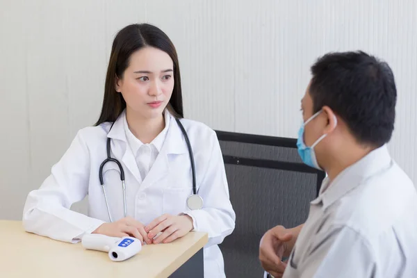 Patient Asiatique Parlant Douleur Ses Symptômes Avec Une Femme Médecin — Photo