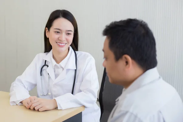 Asiatico Donna Medico Sorriso Incoraggiare Uomo Paziente Prendersi Cura Del — Foto Stock