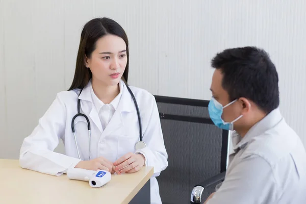 Medico Donna Asiatica Con Camice Bianco Dare Consiglio Con Paziente — Foto Stock