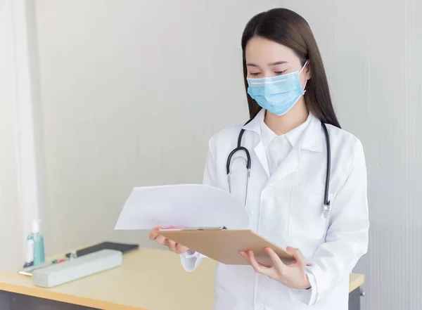 Asiatico Donna Medico Lavoro Guardare Rapporto Del Paziente Ospedale Indossa — Foto Stock