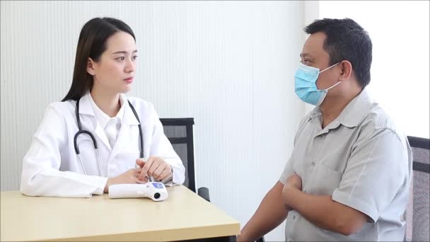 Asiatischer Patient Mit Medizinischer Gesichtsmaske Erklärt Sein Symptom Dass Irgendwo — Stockvideo