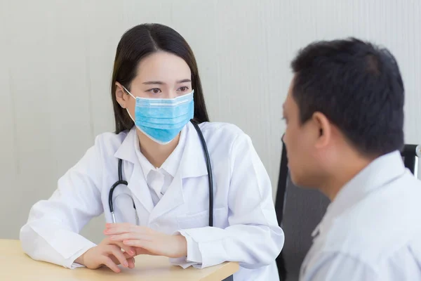 Coronavirus Protezione Concept Asian Medico Femminile Porre Domande Pazienti Indossando — Foto Stock