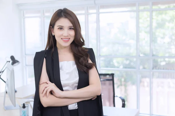 Asian Confident Woman Standing Arm Crossing Smiling Face Working Room — Stock Photo, Image