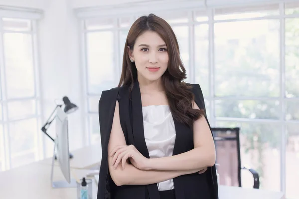 Asian Confident Woman Standing Arm Crossing Smiling Face Working Room — Stock Photo, Image