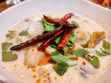 Tayland usulü Gourami balık hindistancevizi çorbası (Tom Kha Pla Sa Lid) ve mantarla süslenmiştir..