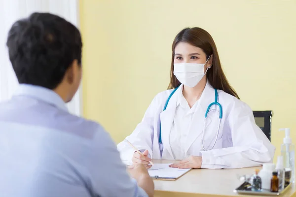 Concetto Protezione Del Coronavirus Asiatico Medico Femminile Asking Paziente Domanda — Foto Stock