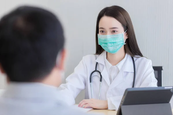 Concetto Protezione Del Coronavirus Asiatico Donna Medico Asking Paziente Questions — Foto Stock