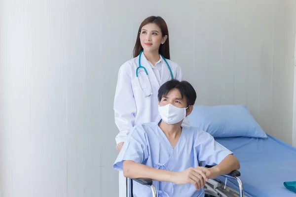 Concetto Protezione Del Coronavirus Asiatico Medico Donna Parlando Con Uomo — Foto Stock