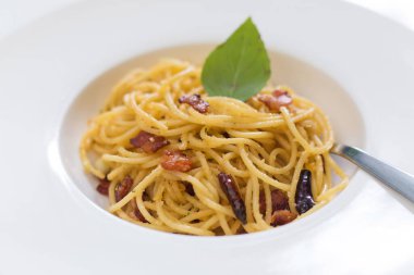 Kızarmış spagettiyi kurutulmuş biberli ve kızarmış pastırmayla karıştırın..