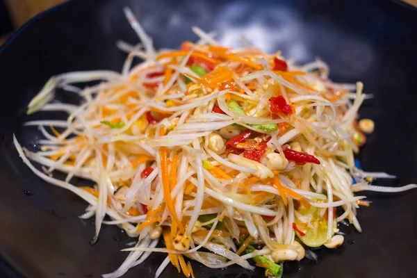 泰国木瓜沙拉作为泰国国民很好吃 食物的味道辛辣 — 图库照片