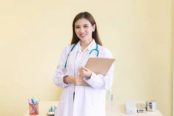 Médico Asiático Con Una Bata Blanca Laboratorio Sujetar Portapapeles Mano — Foto de Stock