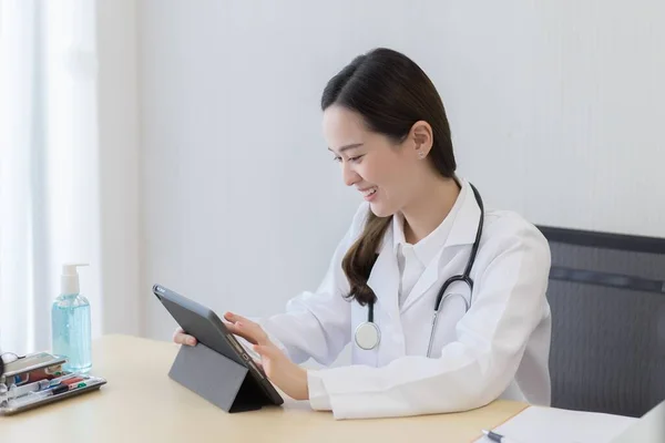 Asyalı Kadın Doktor Tabletinde Hasta Hakkında Bilgi Arıyor Hastanenin Ofisinde — Stok fotoğraf