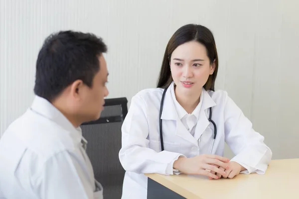 Médico Mulher Asiática Com Jaleco Branco Dar Conselho Com Paciente — Fotografia de Stock