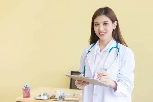 Asiatique Femmes Médecins Debout Portant Des Robes Blanches Stéthoscope Coussinets — Photo