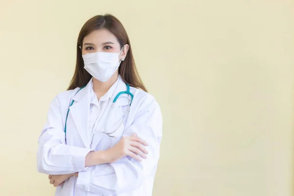 Asijská Doktorka Stojící Zkříženýma Rukama Bílém Rouchu Maskou Stetoskopem Koncept — Stock fotografie