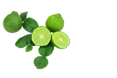 Beyaz zemin üzerinde yaprak izole taze bergamot meyvesi