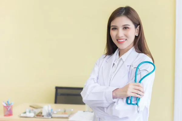 Die Junge Schöne Asiatische Ärztin Steht Glücklich Mit Verschränkten Armen — Stockfoto