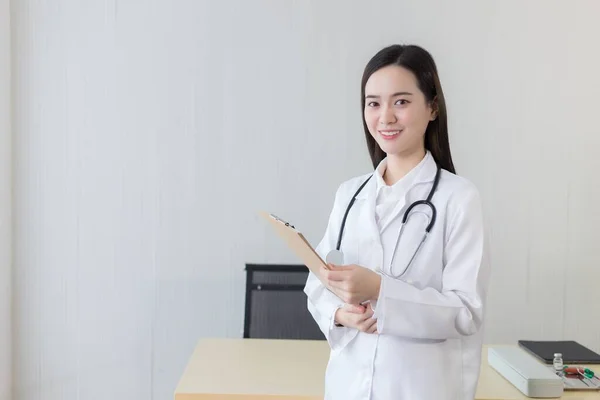 Jovem Bela Mulher Asiática Médico Trabalhando Hospital Ela Usa Manto — Fotografia de Stock