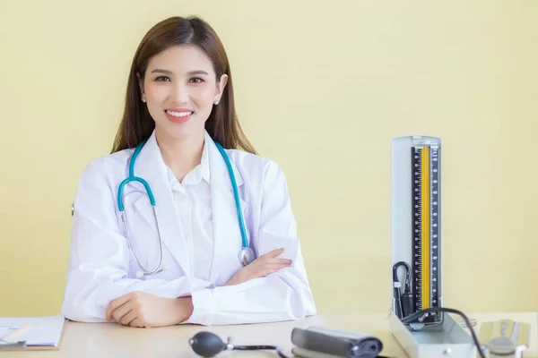 Mujer Asiática Médico Con Cara Sonriente Sentarse Consultorio Hospital Mesa —  Fotos de Stock