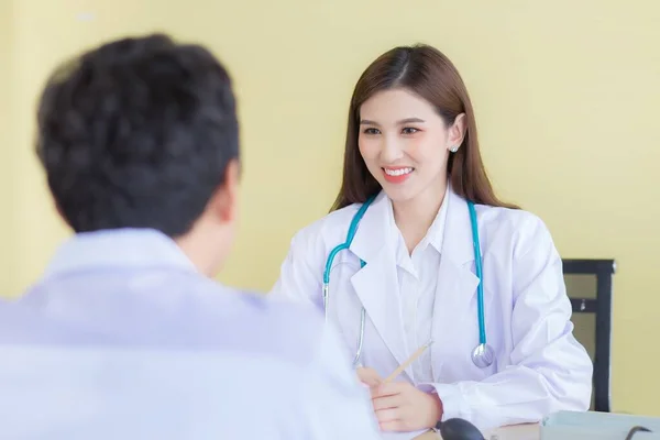 Красивий Азіатський Лікар Усміхнувся Запитав Про Симптоми Залишайтеся Лікарні Білому — стокове фото