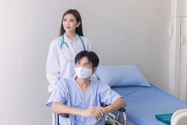 Coronavirus Protection Concept Asian Doctor Woman Talking Man Patient Who — Stock Photo, Image