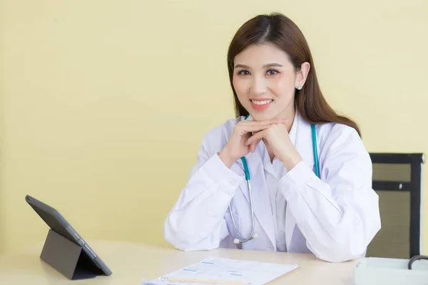 Eine Schöne Asiatische Ärztin Wartet Darauf Untersuchungsraum Untersucht Werden — Stockfoto