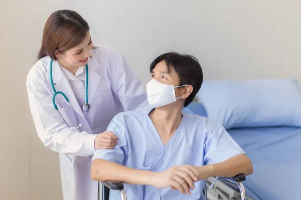 Conceito Protecção Contra Coronavírus Asiático Médico Mulher Falando Com Homem — Fotografia de Stock