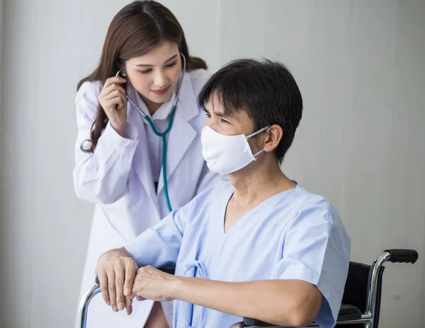 Conceito Protecção Contra Coronavírus Médica Asiática Usa Estetoscópio Para Verificar — Fotografia de Stock