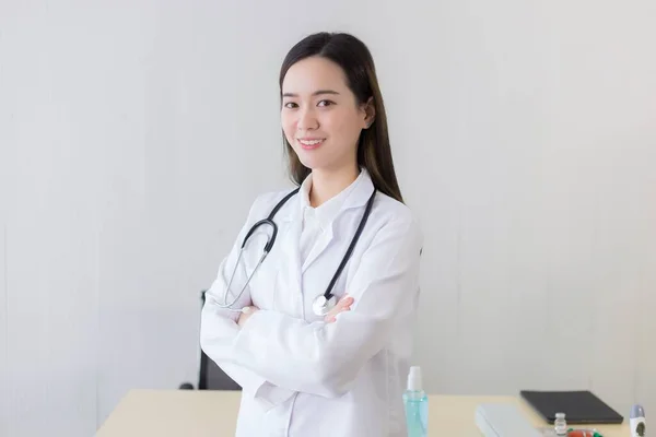 Jovem Bela Mulher Asiática Médico Com Braços Cruzados Feliz Sorriso — Fotografia de Stock