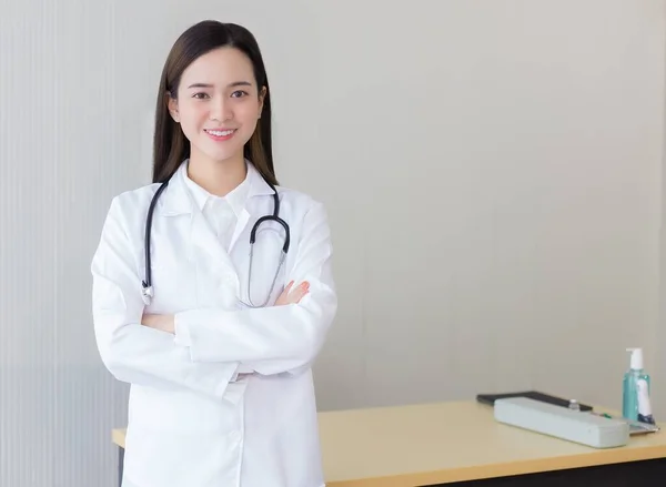Die Junge Schöne Asiatische Ärztin Steht Glücklich Mit Verschränkten Armen — Stockfoto